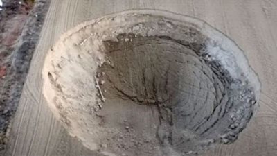 حفرة عملاقة تثير حيرة الجميع (شاهد)