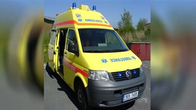 شخص يطعن زوجته بآلة حادة لهذا السبب