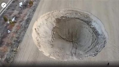 أسباب ظهور حفرة عملاقة بعد 20 يومًا من زلزال تركيا (صور)