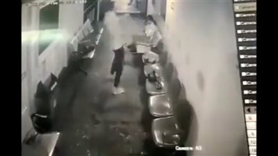 ألقى بها في البحر.. لقطة رومانسية تتحول إلى كارثة مفجعة (فيديو)