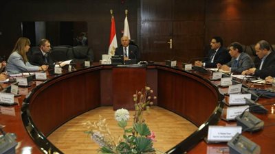 وزير النقل يبحث مع وفد البنك الأوروبي الموقف التنفيذي لبعض المشروعات