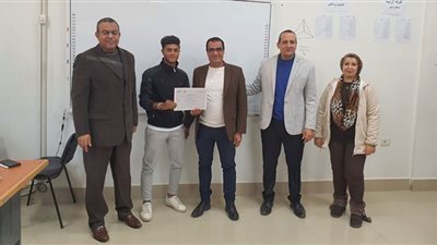 رئيس جامعة بنى سويف التكنولوجية يكرِّمُ الطلاب المشاركين في أسبوع قادة الجامعات الأهلية