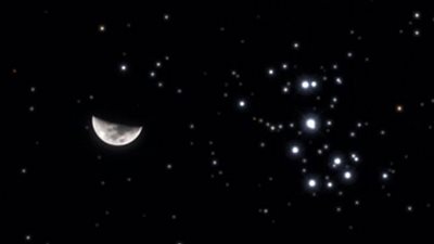 القمر يجاور عنقود الثريا الليلة.. انتظروه