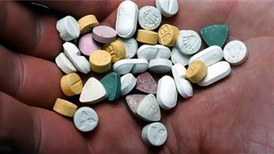 3432 قرصًا مخدرًا حصيلة الضربات على تجار المخدرات في يوم