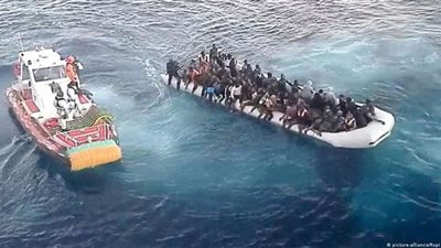 مقتل 27 مهاجرًا في غرق مركب قرب السواحل الإيطالية