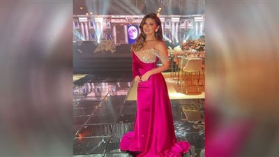 مي سليم تخطف الأضواء بالفوشيا المثير (صور)