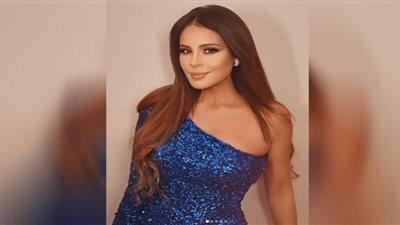 كارول سماحة تشعل الأجواء بالأزرق اللامع (صور)