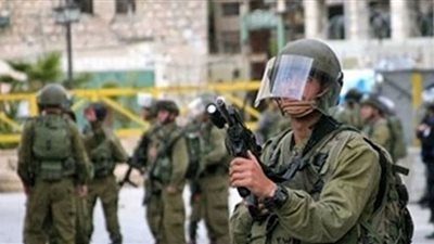 الاحتلال يعتقل شابًا ومستوطنين يعتدون على مواطنين وممتلكاتهم في رام الله