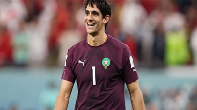 ياسين بونو ينافس على جائزة أفضل حارس في العالم الليلة