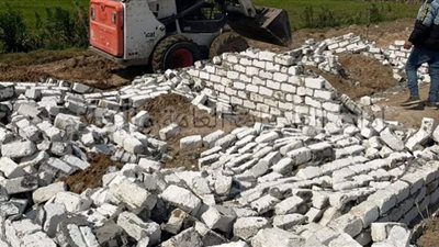 تنفيذ إزلة لمبني مخالف على أرض زراعية بمركز ومدينة القصاصين الجديدة بالاسماعيلية