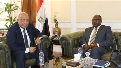 وزير قطاع الأعمال يبحث مع سفير زامبيا بالقاهرة سبل تعزيز التعاون الاقتصادي