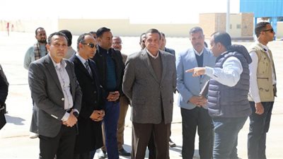 وزير التنمية المحلية يتفقد مصنع تدوير المخلفات بقرية تونا الجبل بالمنيا