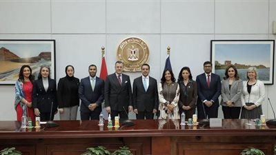 وزير السياحة والآثار يستقبل وفد من غرفة التجارة الأمريكية بالبحرين