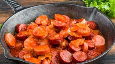 في دقائق حضّري السجق بالصلصة