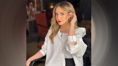 رنا رئيس.. زهرة بيضاء بالميني جيب