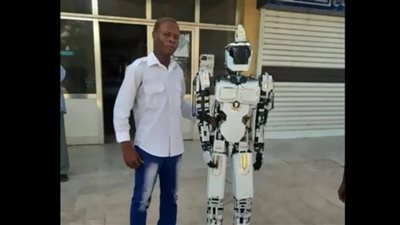 بروفيسور الأرصفة يصنع روبوت من الكارتون