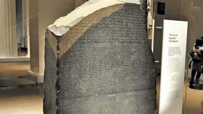 المصريون في بريطانيا كلمة السر في استعادة حجر رشيد (فيديو)