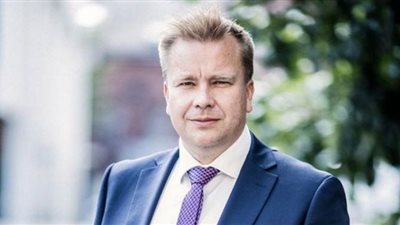 وزير دفاع فنلندا يعود بعد إجازة أبوة لرعاية طفله