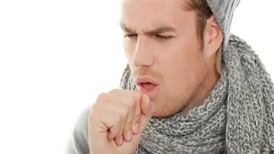 السعال والأمراض المعدية.. طبيب يكشف العلاقة