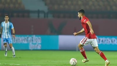 دقة مراوغات 100 %.. ماذا قدم أحمد قندوسي في مباراة الأهلي والداخلية