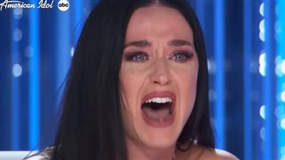 كاتي بيري تدخل في نوبة بكاء على الهواء لسببٍ صادم.. شاهد