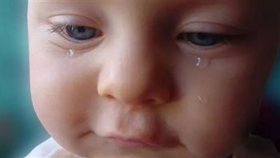 حبس الأطفال للدموع يعرضهم لأمراض خطيرة.. طبيب يحذر من كارثة