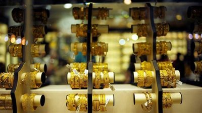 تراجع الدولار يدفع الذهب للصعود