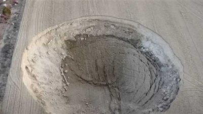 ظهور حفرة عميقة في لبنان بعد الزلزال الأخير (فيديو)