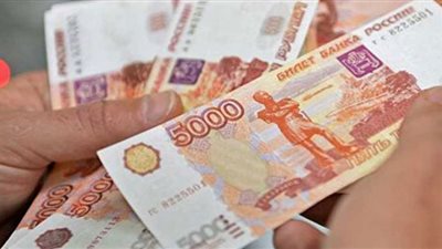 الروبل الروسي يتراجع أمام الدولار.. والعقوبات السبب