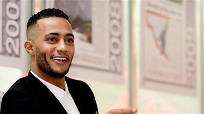 محمد رمضان يحتفل بتقطيع تورتة 