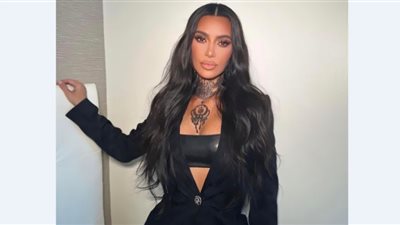 كيم كارداشيان تستعرض جمالها بميني جيب وكروب توب عبر إنستجرام