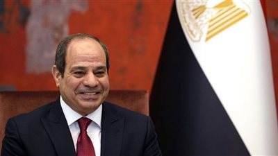 السيسي الرئيس الإنسان.. البسطاء يعلنون حبهم بالورد والأحضان