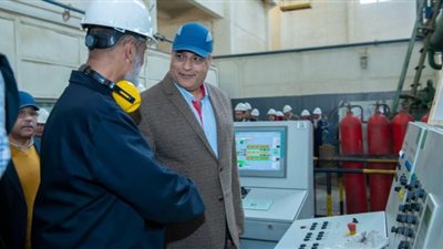 وزير الدولة للإنتاج الحربي يفاجئ عمال مصنع بزيارة