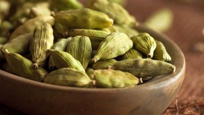 فوائد إضافة حبات الحبهان إلى الحليب قبل النوم