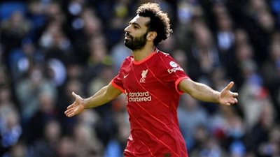 حجامة محمد صلاح تثير انتباه السوشيال ميديا .. فيديو
