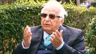 أحمد عكاشة يتهكم من زبيبة الصلاة.. مرض جلدي وتدين المصريين شكلي