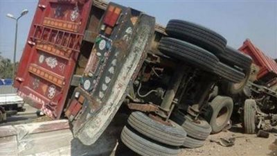 انقلاب سيارة نقل محملة بزيت الطعام