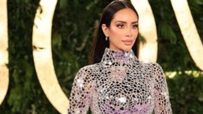 بسنت شوقي تنافس عارضات الأزياء باللون الذهبي