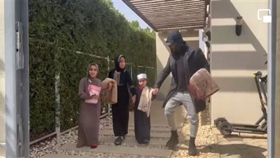 تامر حسني يصطحب أبناءه لصلاة الجمعة (صور)