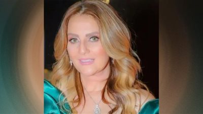 رانيا محمود ياسين تبهر العيون بالكعب العالى