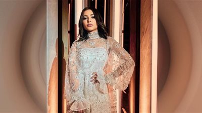 مهيرة عبدالعزيز تخطف الأنظار بالأزرق والألماس