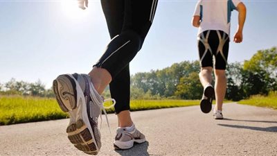 فوائد المشي للخلف.. علماء يجيبون