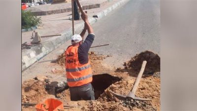 إصلاح كسر في خط المياه العكرة لري المسطحات الخضراء بالإسماعيلية