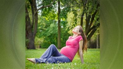 أسباب صادمة وراء تورم القدمين خلال فترة الحمل.. تحذير للسيدات