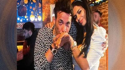 شاهد سعد الصغير يقبل قدم طليقته.. وبرلتني تفاجئه برد جارح