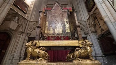 عمره 700 عام.. ترميم كرسي أثري لتتويج الملك تشارلز الثالث مغطي بالذهب (صور)