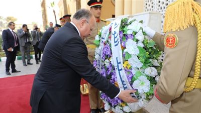 محافظ القاهرة يضع إكليلًا من الزهور على مقابر شهداء المنطقة العسكرية