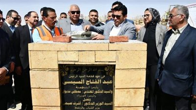 وزير الرياضة ومحافظ الوادي الجديد يضعان حجر أساس مضمار الهجن والفروسية الدولي