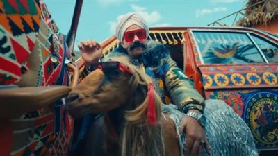 أحمد مكي| مطربة شعبية شهيرة شاركته في 