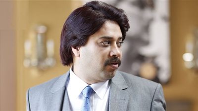 حاتم صلاح بباروكة فى كواليس مسلسل 